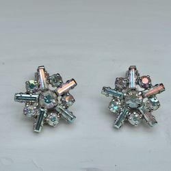 VINTAGE B. DAVID SIGNED SNOWFLAKE SHAPED CLEAR RHINESTONE CLIP ON EARRINGS AURORA BOREALIS