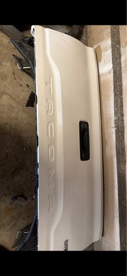 Toyota Tacoma tailgate