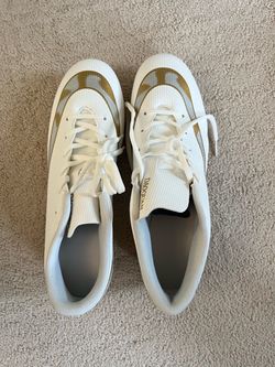 Brand new soccer shoes， US size 9