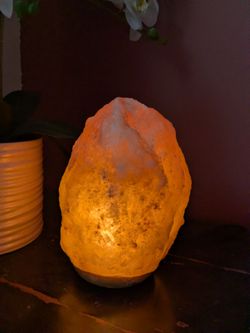 Large Himalayan rock salt lamp