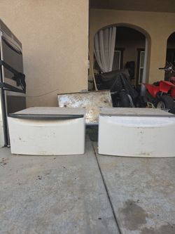 Washer dryer pedestals
