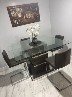 Dining table for sale.