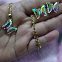 Gold Plated Necklace With The Earrings/Collar Con Aretes De Mariposas De Oro Laminado 