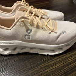 On Women's Cloudtilt Sneakers size 9