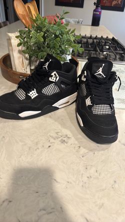Jordan 4’s White Thunder