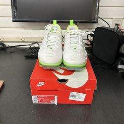 Nike Vapormax Plus Size 8.5 (With Box) 