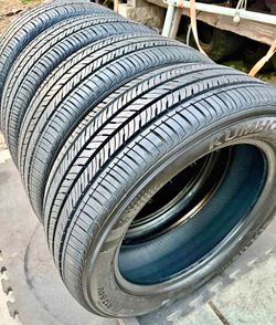 215/55/17 Kumho Selling a set of 4 tires in excellent condition ๐ซก