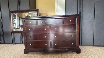Bedroom Dresser in great shape