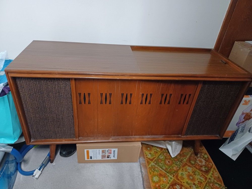 RCA VICTOR STEREO/AM FM CONSOLE