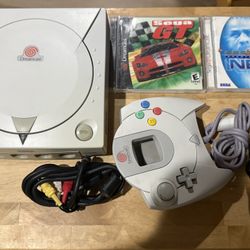 SEGA DREAMCAST BUNDLE TESTED AND WORKING