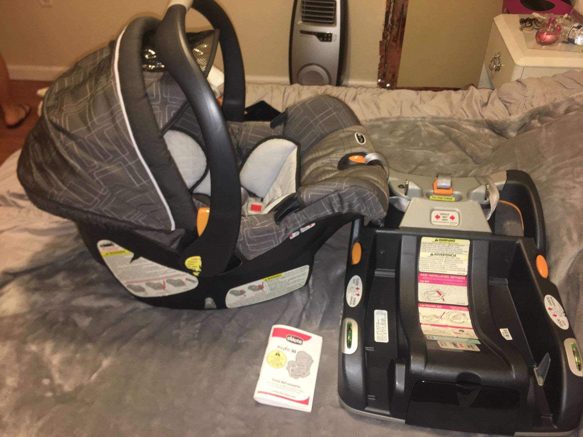 Infant car seat w/ base/ silla de bebé con base