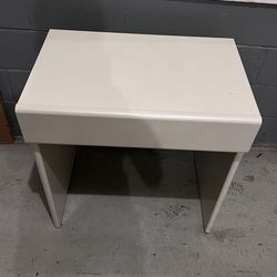 Free - Makeup Vanity With Mirror And Lights