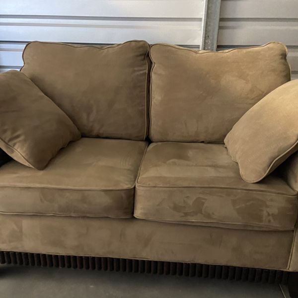 Lazy Boy Loveseat With Pillows for Sale in Chandler, AZ OfferUp