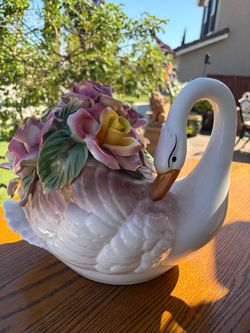 Capodimonte swan large