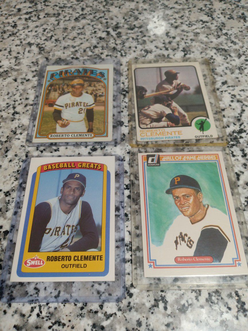 4 Roberto Clemente Baseball Cards.