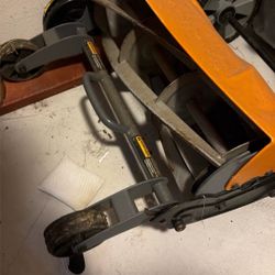 Fiskars manual lawnmower