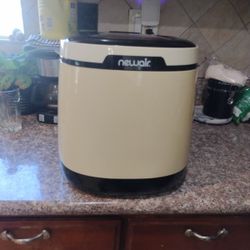 Newair AL 250  Model AL 250w Portable Ice  Capacity 50 P0unds
