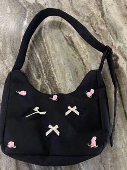 Hot Topic Roses & Ribbons Shoulder Bag in black