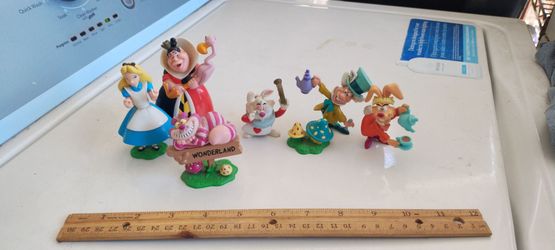 Alice in wonderland figurines