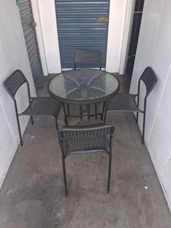 Table 4 chairs patio
