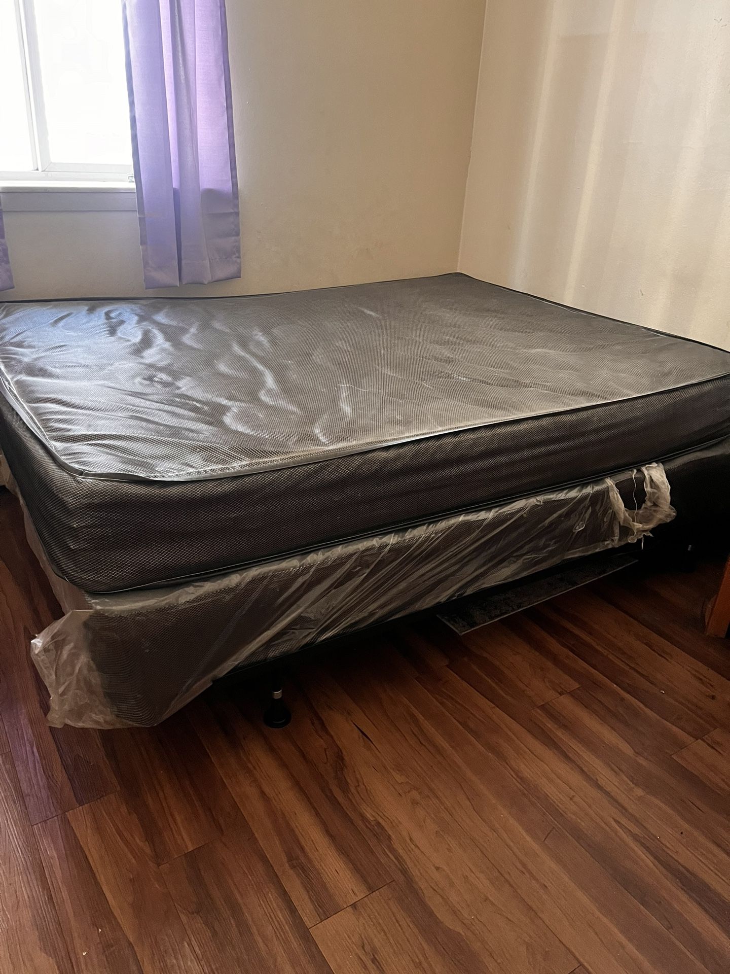 Queen bed/mattress