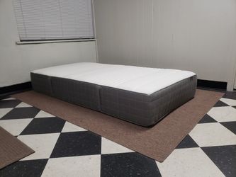 Twin size mattress - can DELIVER almost anywhere for $20 extra - gently used and in LIKE NEW condition 😍