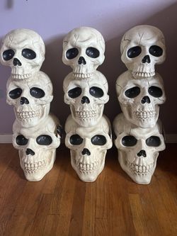 Skull Totem With Light Up Eyes 