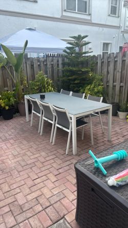Patio furniture Table and 6 chairs