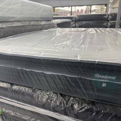 QUEEN SIZE SIMMONS BEAUTYREST HARMONY LUX MATTRESS & BOX SPRING BED SET