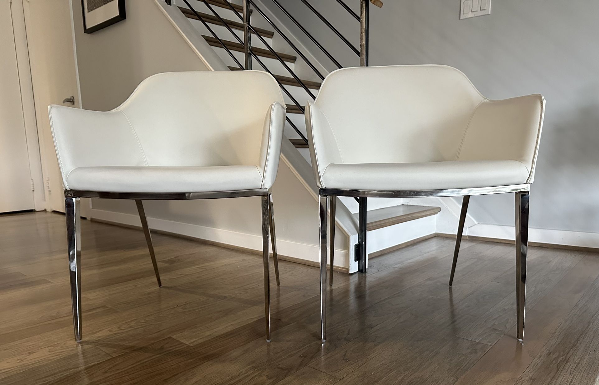 2  Contemporary   Dining / Arm Chair