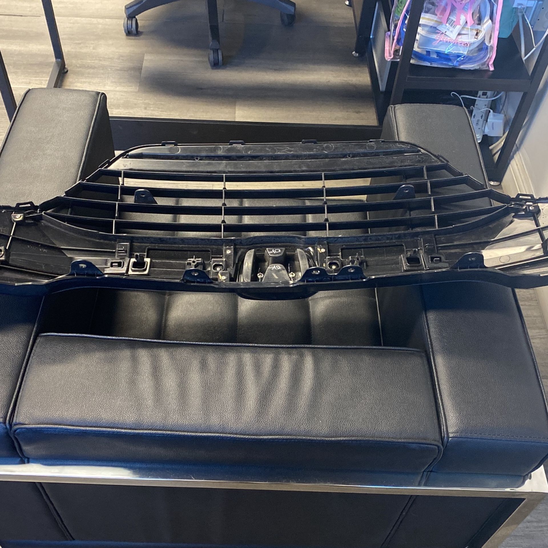 2016 -2018 OEM Honda HR-V Front grille Part No. 71121-T7W-A00