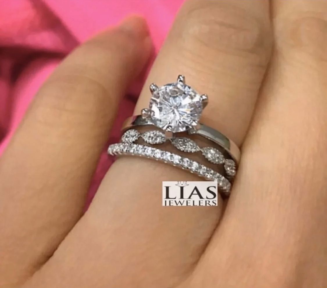 New 18 k white gold wedding ring set