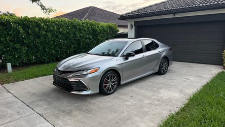 Amazing Toyota Camry XLE 2022 hybrid clean title on hand 40k miles