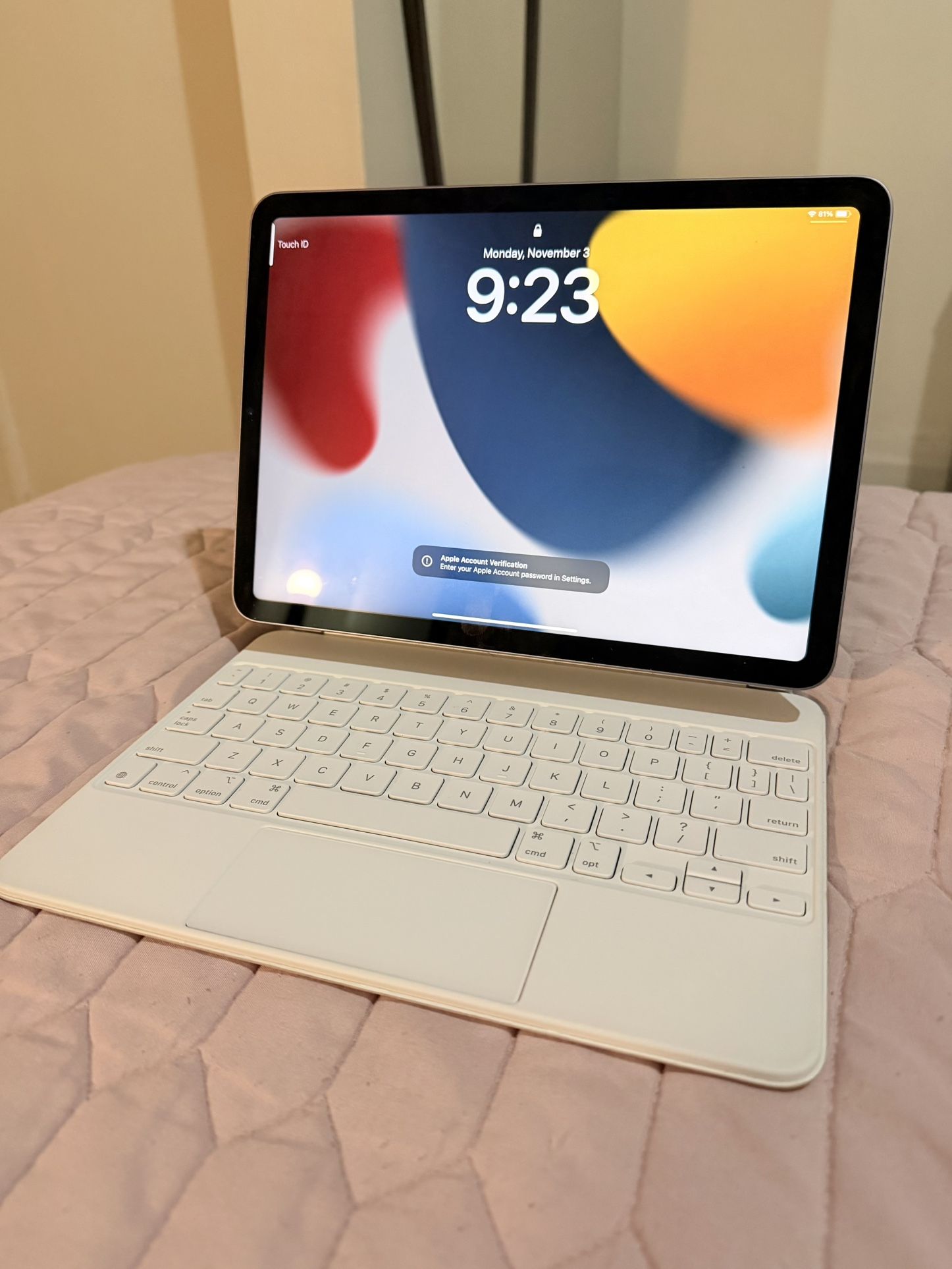 iPad  Air 5  (256GB, Purple) + Magic Keyboard - Like New! 💯