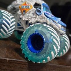 Monster Jam Fire & Ice Yeti 
