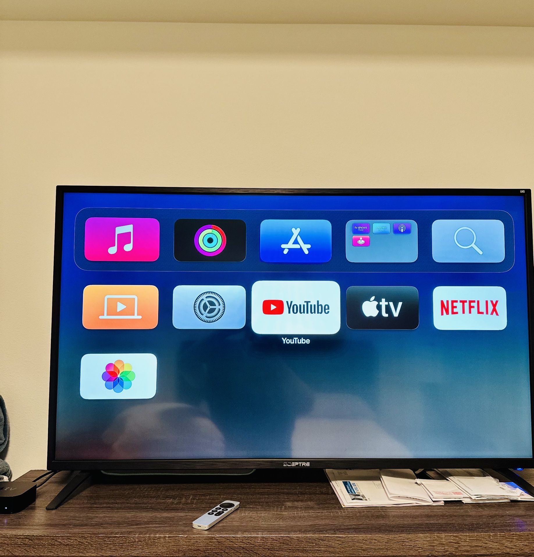 TV, Apple TV, remote control