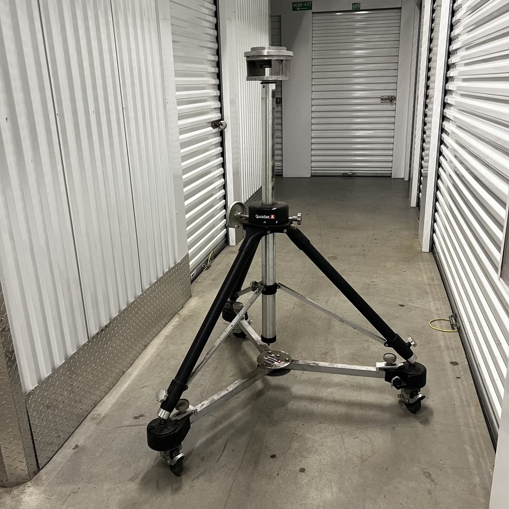 Quickset Hercules Tripod 53021 w/elevator & 5602 Dolly Camera Aluminum