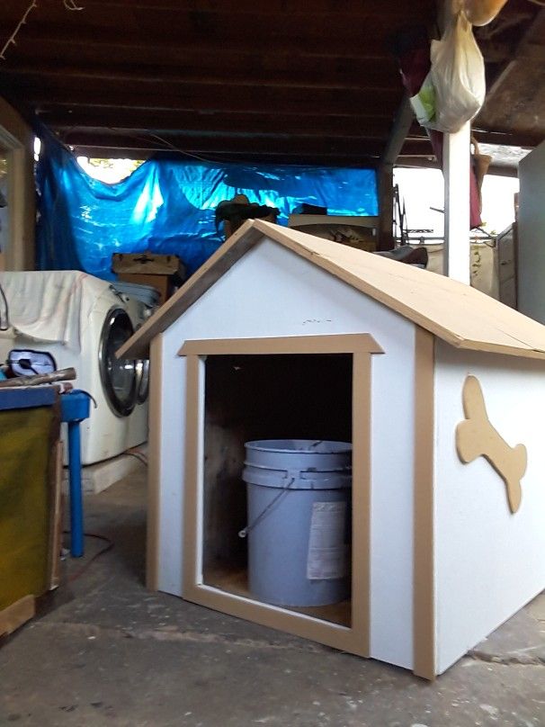 EXTRA LARGE DOG HOUSE