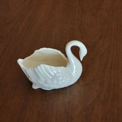 Vintage Lenox Ivory Porcelain Swan Trinket Dish Figurine Blue Mark Made 
in USA.  Porcelain. Approximately 4.5x2.5x3". Weight 5oz plus shipping 
mater