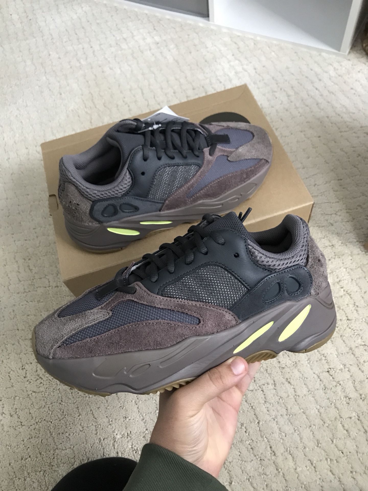 Yeezy 700 Mauve Size 8.5