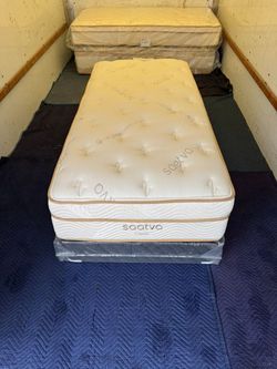 Like New! Saatva Classic Plush Twin XL Mattress - Delivery Available