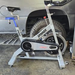 Star Track Pro Exercise Bike .