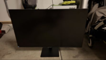 Samsung 32" 4K UHD Monitor (S70A) - $100