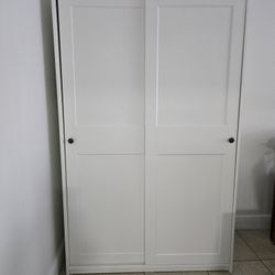Wardrobe/Guardaropa