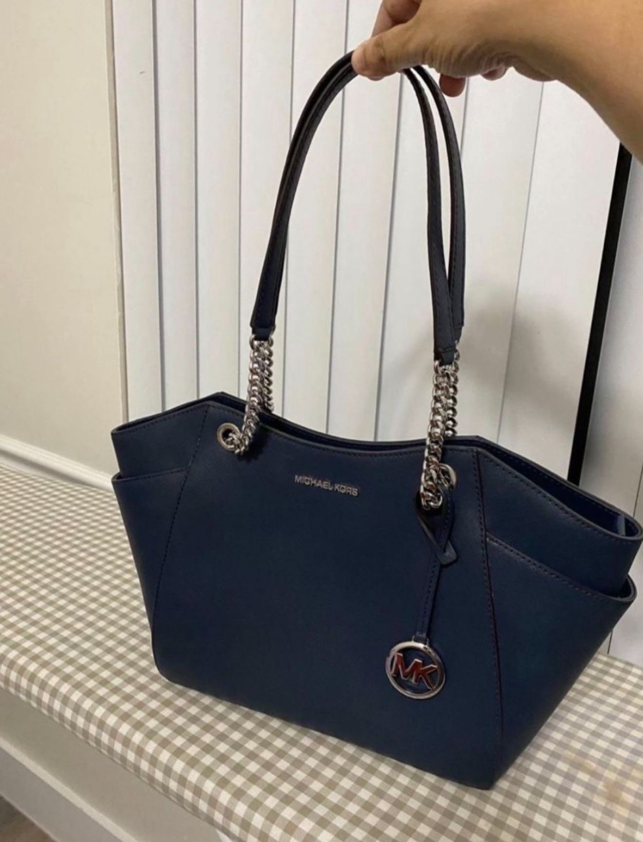 Pretty Hand Bag From Michael Kors ! Almost New
