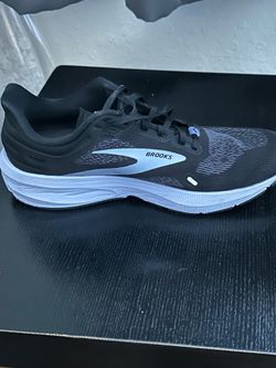 Black brooks tennis shoes size 10