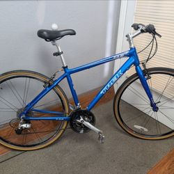 Trek 7.3 FX (Medium 17.5cm) - Needs ONE new tire