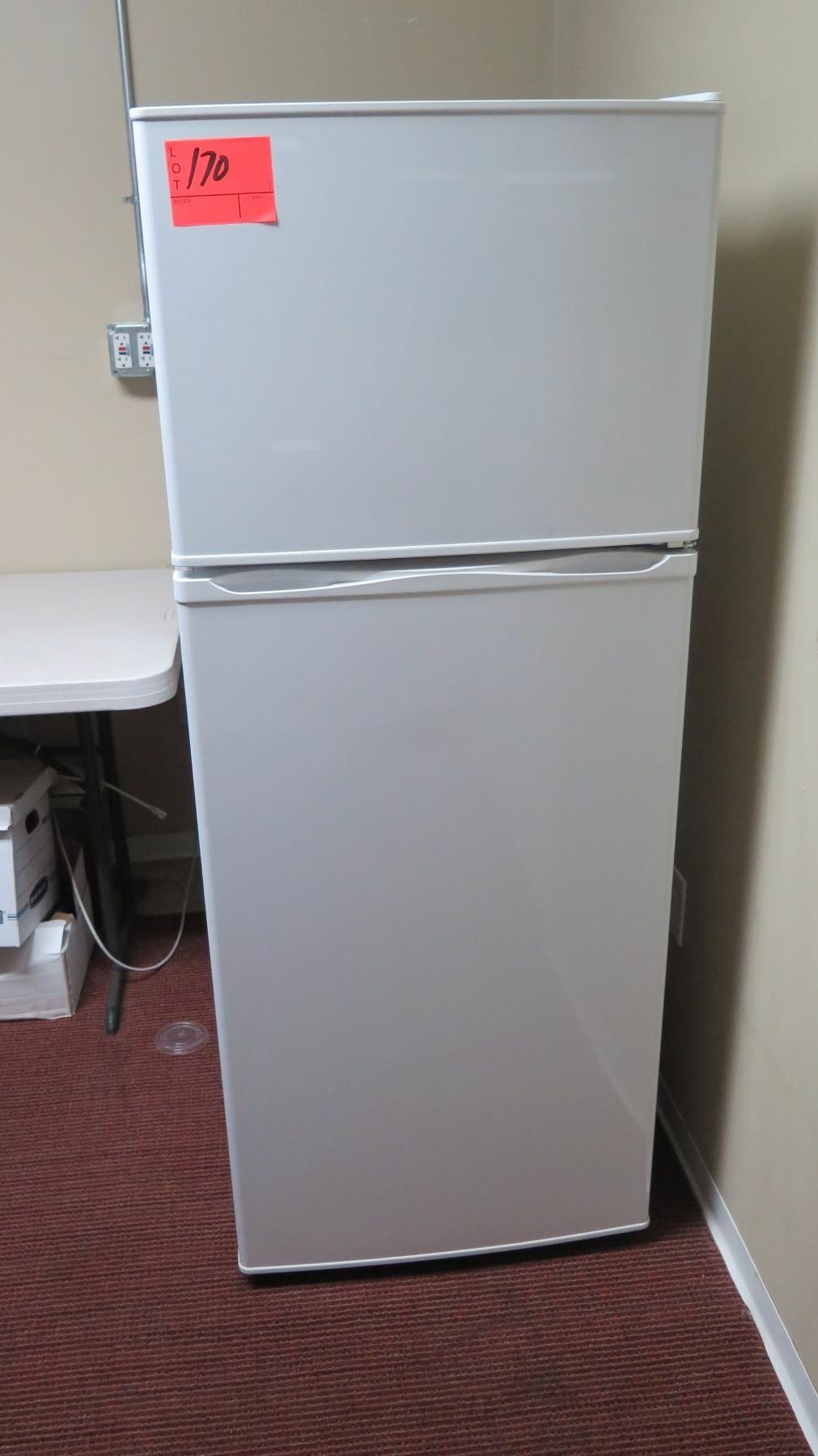 Magic Chef MCBR1010W 12 cu. ft. Medium Sized) REFRIGERATOR
