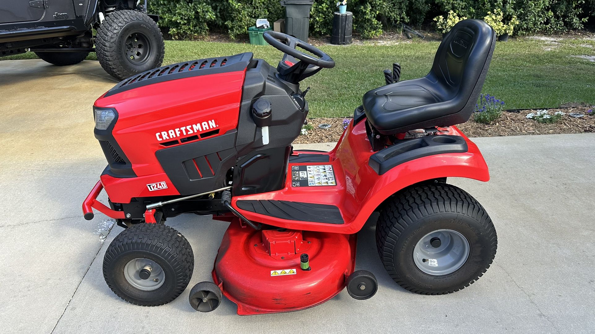 CRAFTSMAN T240 Turn Tight 22-HP V-twin Hydrostatic 46-in Riding Lawn Mower