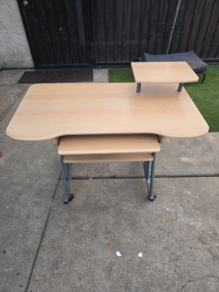 DESK - Very Good Condition 